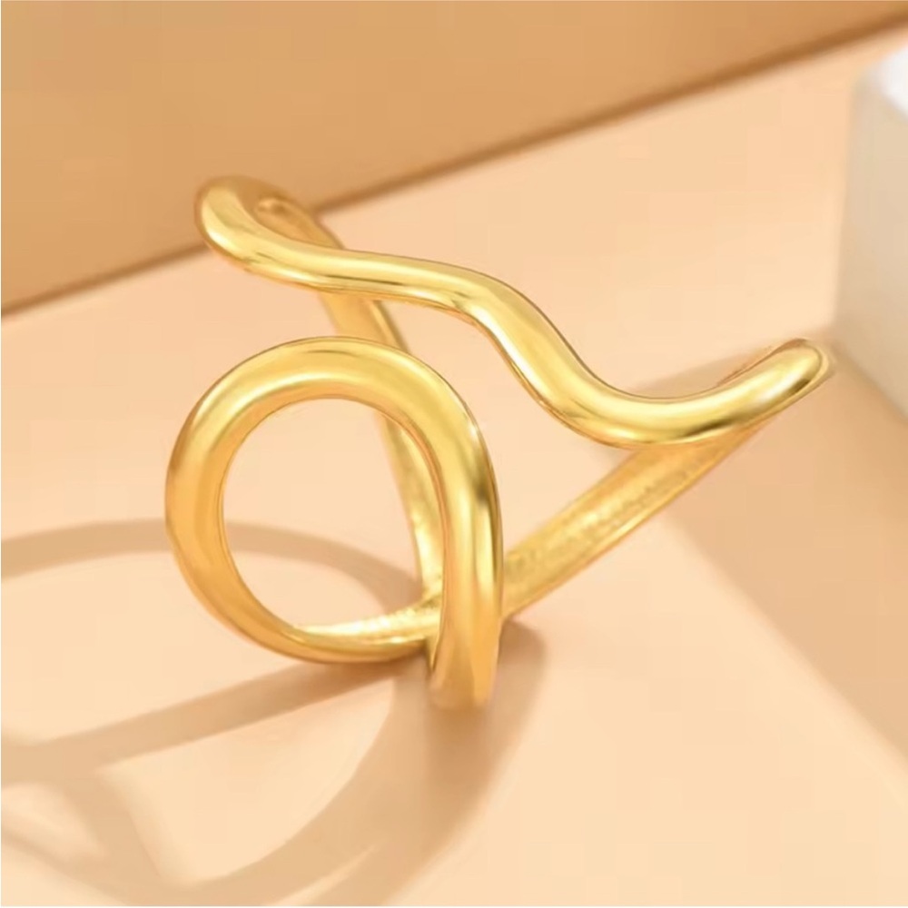 Elegant Gold Wave Ring, Adjustable - Picture 2 of 2